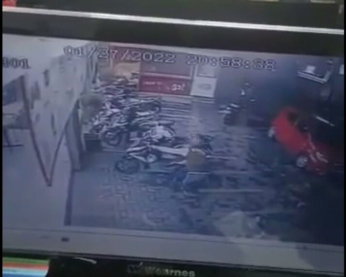 Foto tangkapan layar aksi pencurian di Alfamidi Pasuruan.