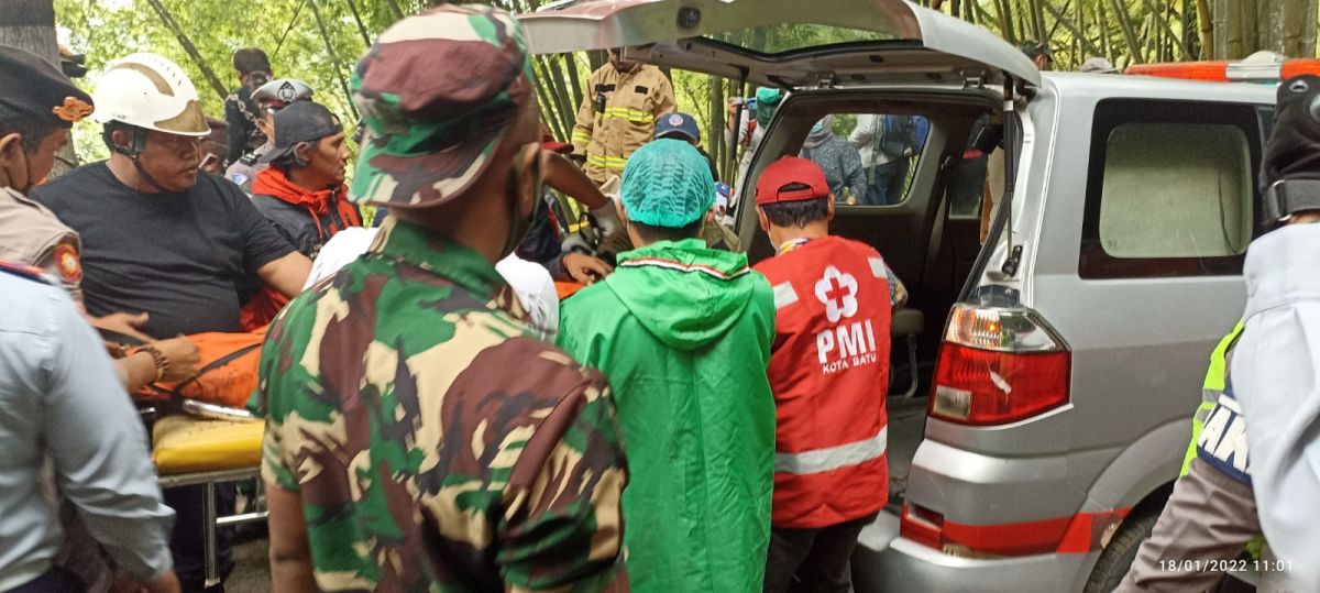 Evakuasi jenazah sopir truk yang masuk jurang Jalur Payung Batu. (Foto: PMI Batu for jatimnow.com)
