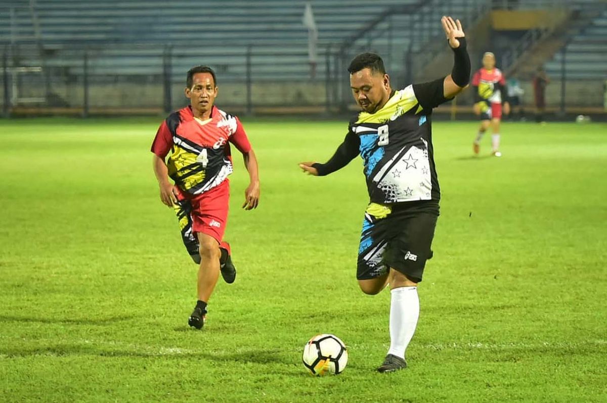 Aksi Bupati Gresik Fandi Akhmad Yani (kanan) saat bermain bola di Surajaya Lamongan.