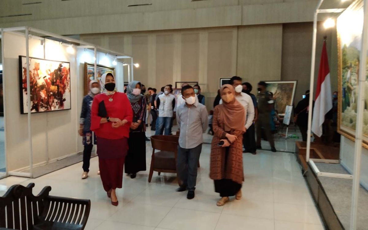 Wali Kota Dewanti Rumpoko bersama jajaran SKPD membuka Gallery ERhibition 2022 di Balai Kota Among Tani Kota Batu