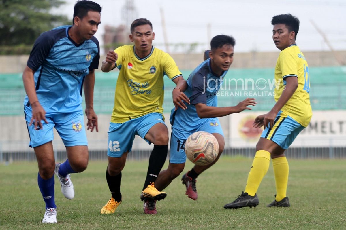 Pertandingan persahabatan Gresik Baru FC dengan Bhayangkara Gresik FC (Foto-foto: Sahlul Fahmi/jatimnow.com)