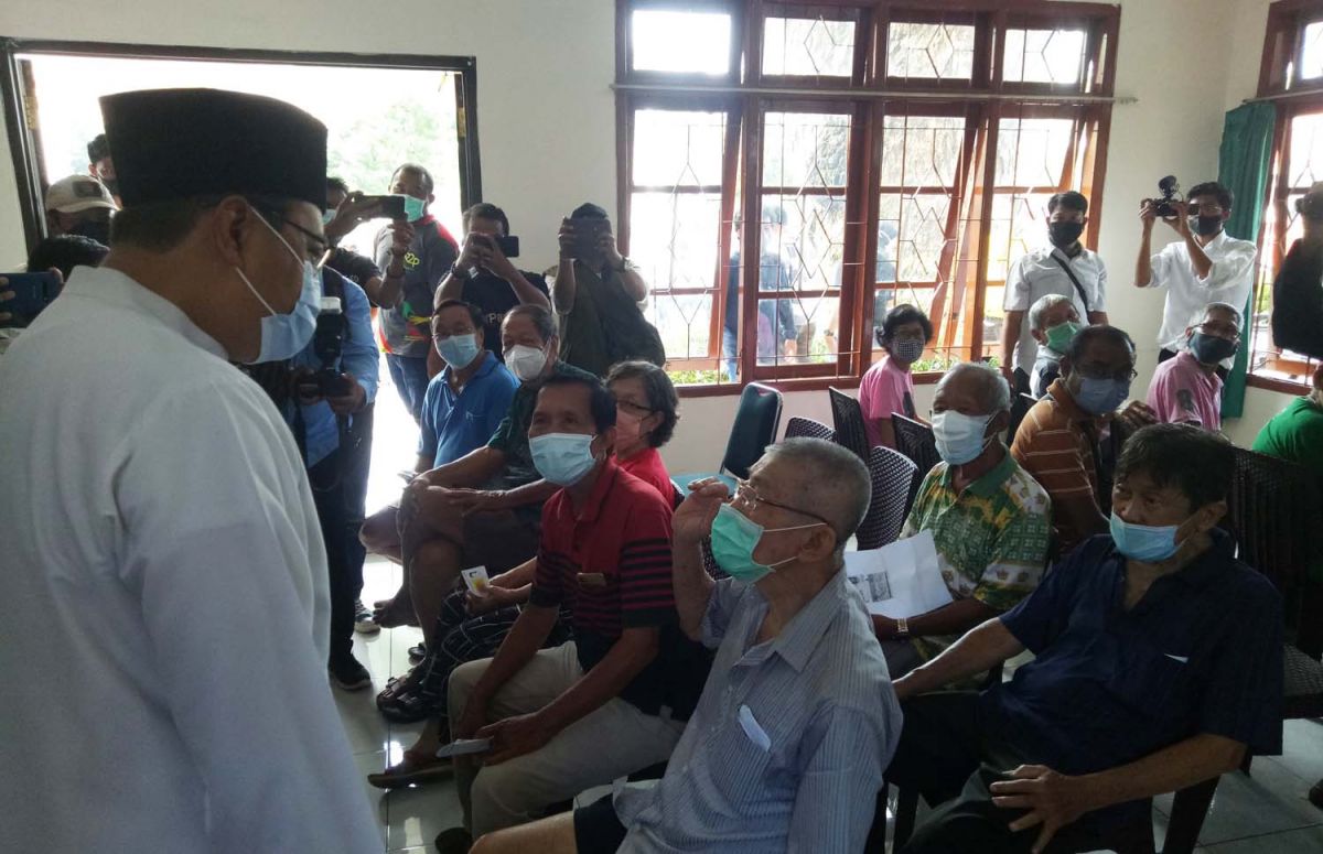 Wali Kota Pasuruan, Saifullah Yusuf saat meninjau pelaksaan vaksinasi booster