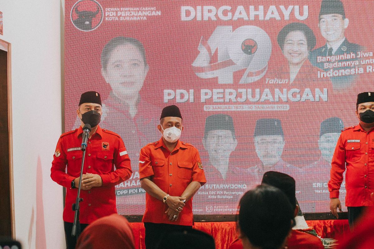 Kader PDI Perjuangan melakukan upacara bendera peringatana HUT PDI Perjuangan ke-49 (Foto-foto: Dok DPC PDI Perjuangan Surabaya)