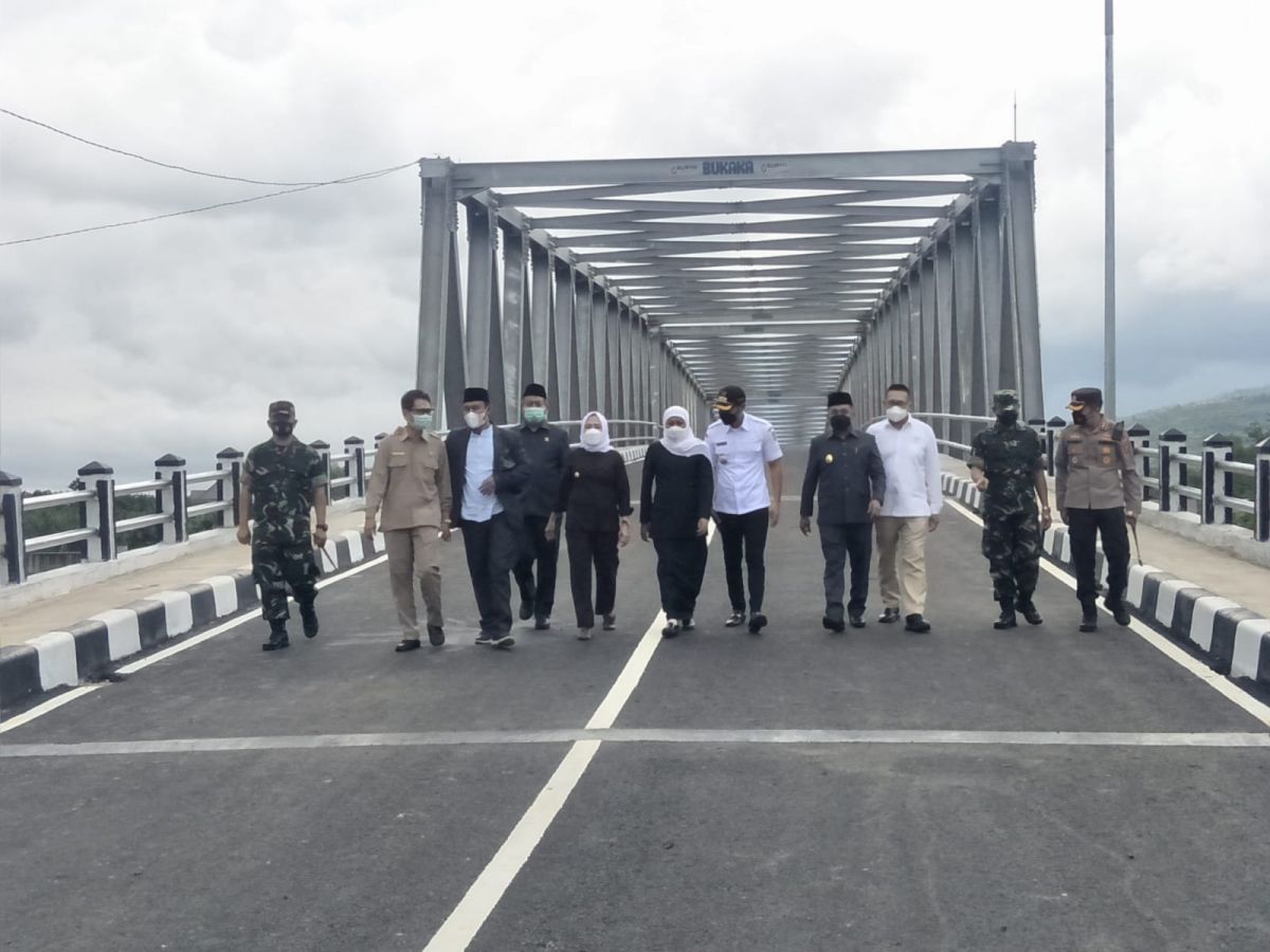 Gubernur Jatim Khofifah Indar Parawansa, didampingi Forkopimda Jatim, Bupati Bojonegoro Anna Muawannah, dan Bupati Tuban Aditya Halindra Faridzky. (Foto: Nia'am Kurniawan/jatimnow.com)