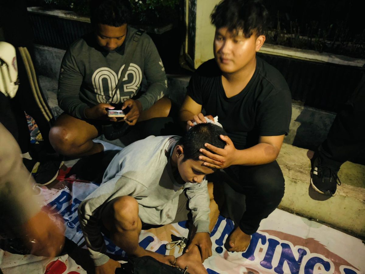 Pelanggan warkop Dinoyo Surabaya terluka kepalanya setelah digeruduk gerombolan beratrobut hitam-hitam. (Foto: warga for jatimnow.com)
