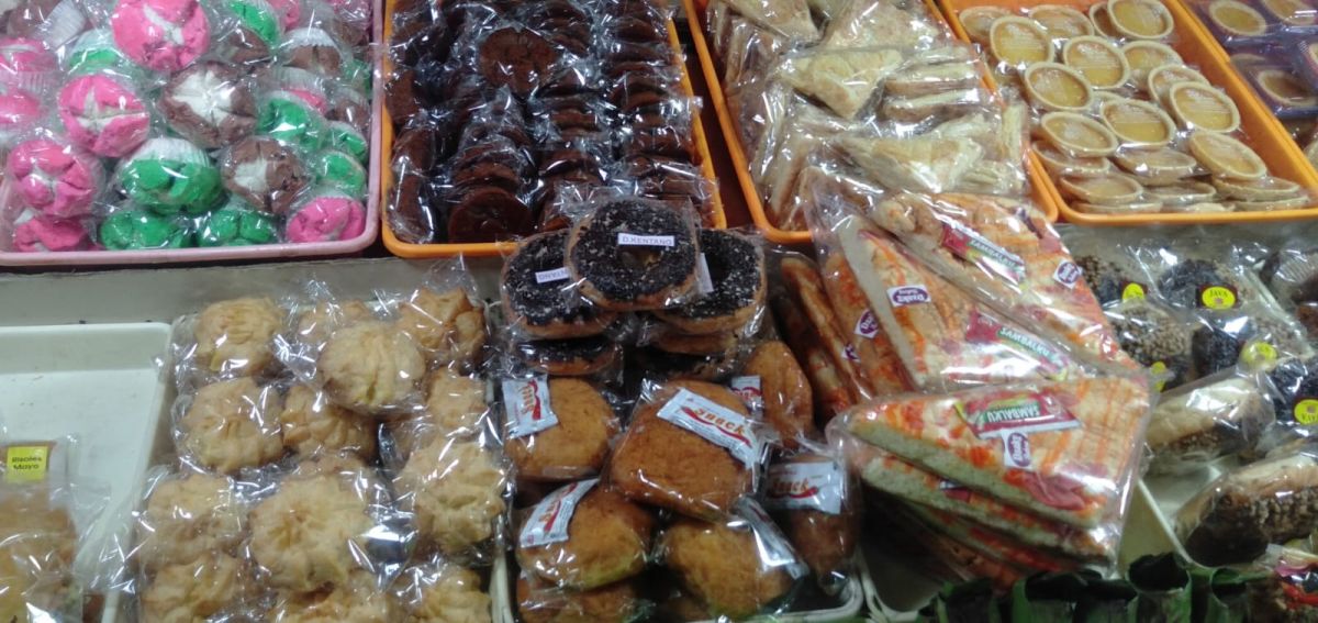 Varian jajanan pasar yang dijajakan di pasar tradisional Kota Surabaya.