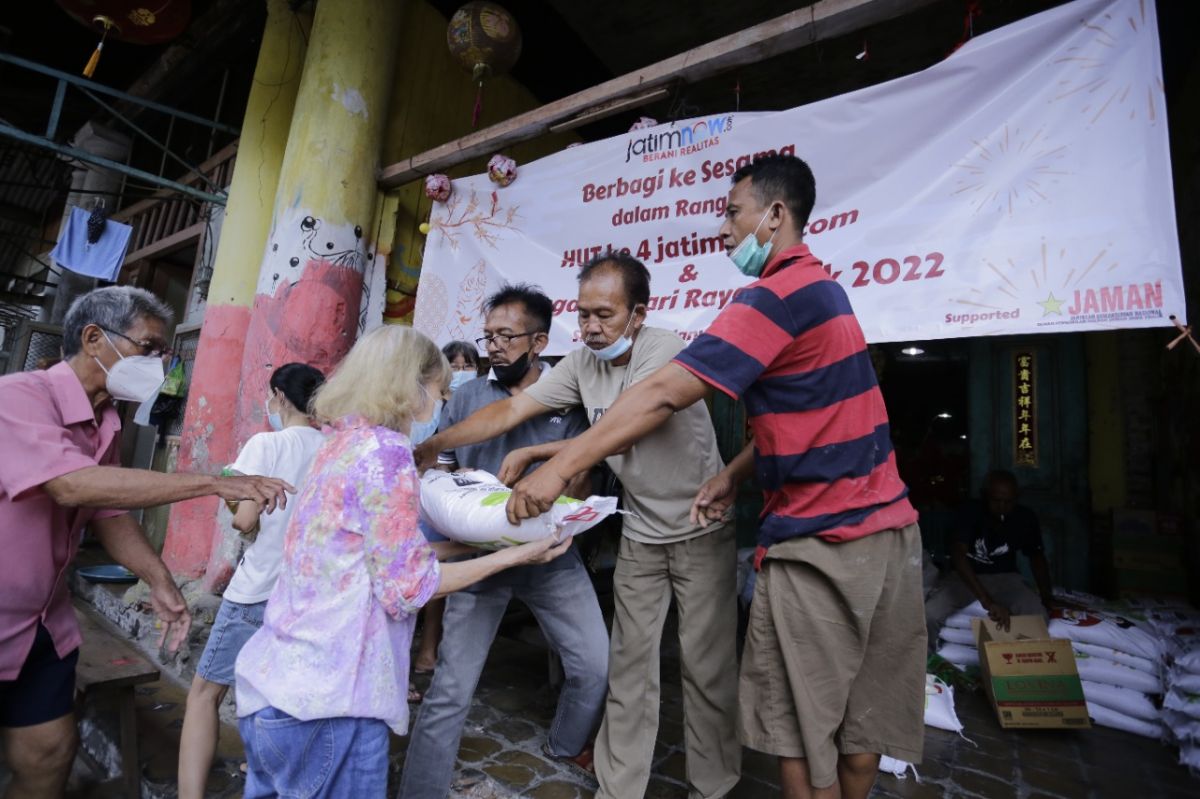 Warga di Kampung Pecinan Tambak Bayan antusias menerima bantuan dari jatimnow.com