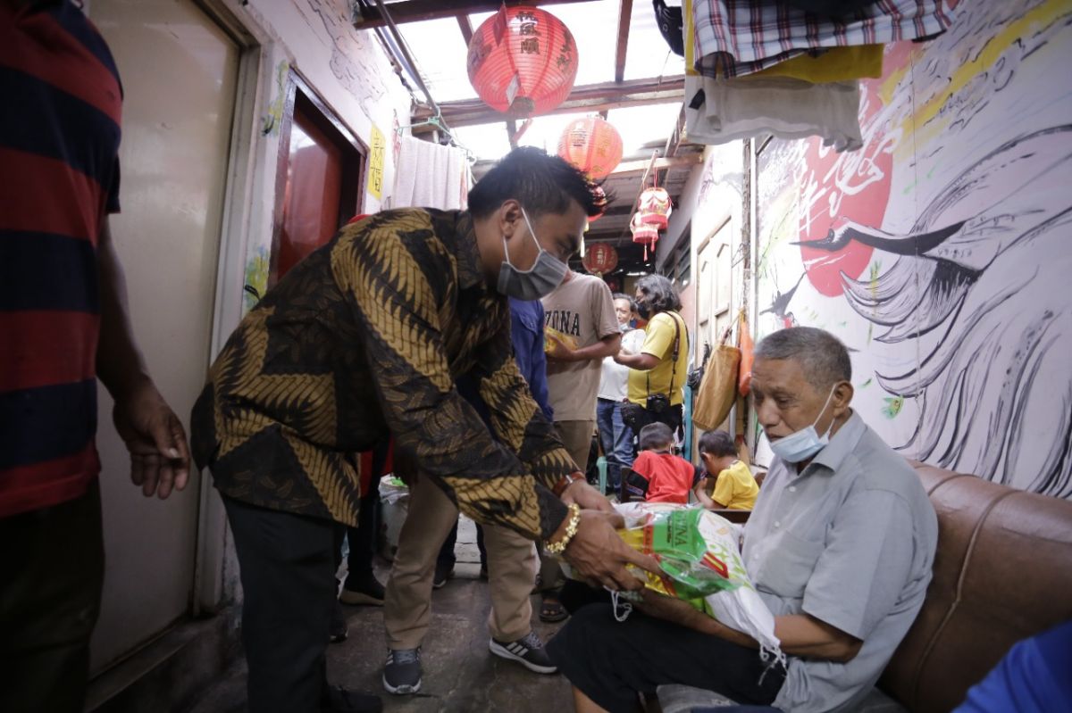 Direktur Utama PT Media Jatim Bersama (jatimnow.com), Mulyadi memberikan bantuan ke salah satu warga Kampung Pecinan, Tambak Bayan, Surabaya