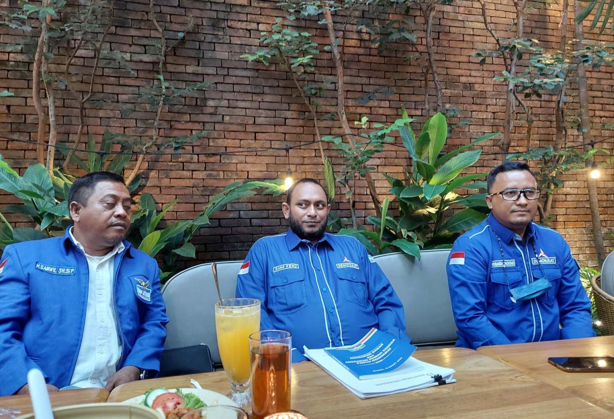 Wasekjen DPP Demokrat Renanda Bachtiar (kanan), Ketua SC Musda Reno Zulkarnain (tengah) - (Foto: Ni'am Kurniawan/jatimnow.com)