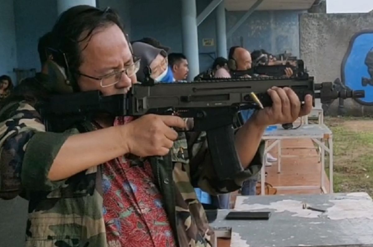 Ketua Bidang Pembelaan Profesi Persatuan Advokat Indonesia (Peradi) Surabaya Johanes Dipa olahraga menembak bersama anggota komunitas Sakti. 