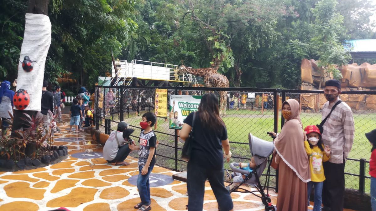 Masyarakat memanfaatkan hari libur tahun baru dengan mengunjungi Kebun Binatang Surabaya. (Foto: Humas KBS)