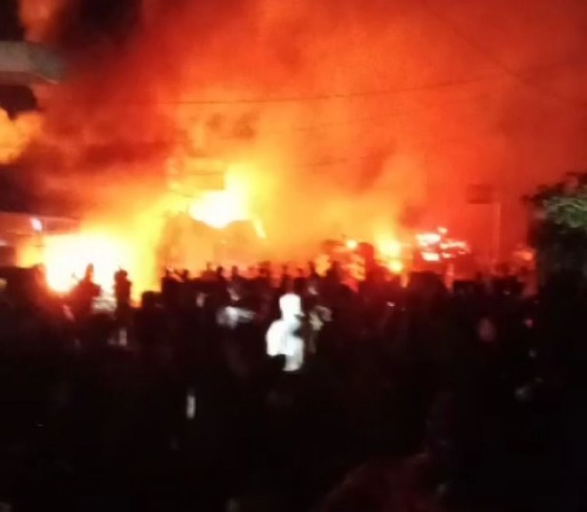 Pasar Bululawang terbakar. (Foto : Tangkapan layar video warga Anas Bachtiar)