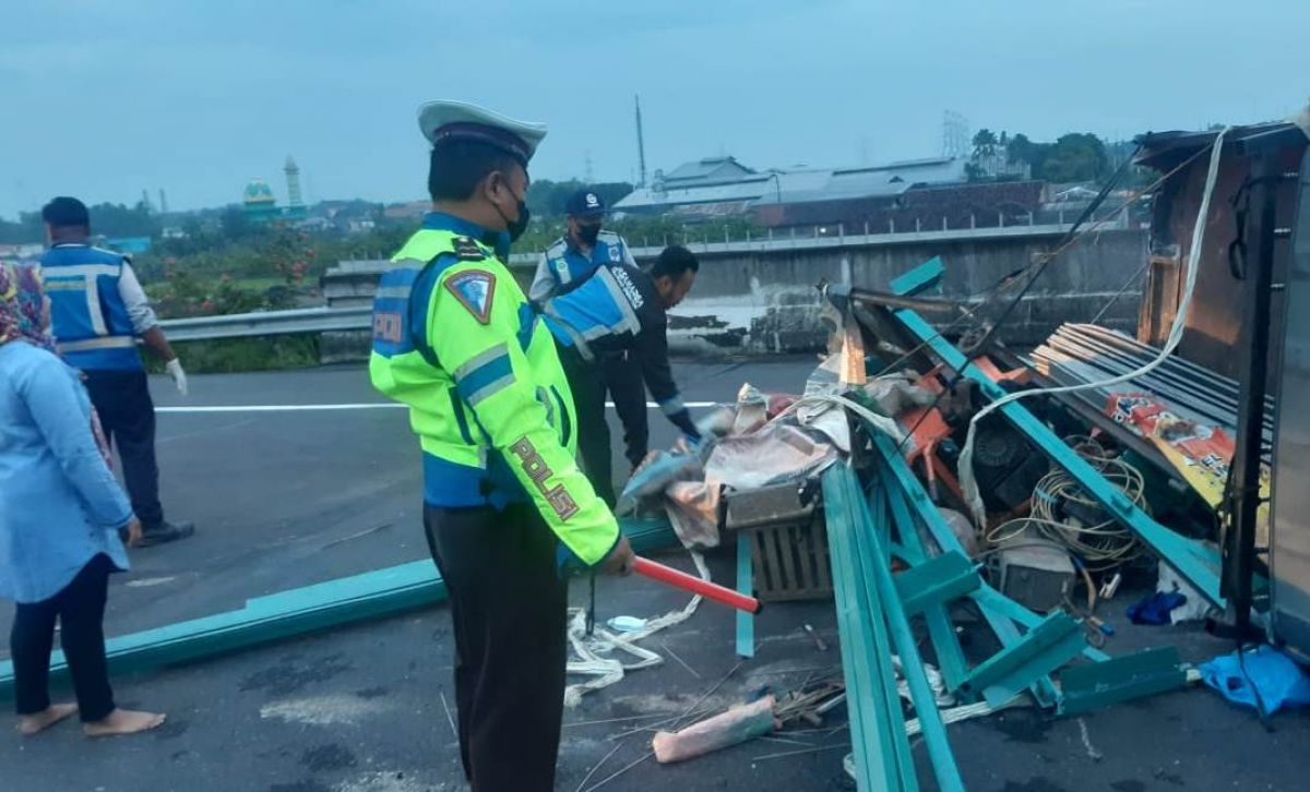 Petugas saat mendatangi TKP kecelakaan tunggal mobil Daihatsu Grandmax yang pecah ban di Tol Sumo. (Foto: dok PJR/jatimnow.com)