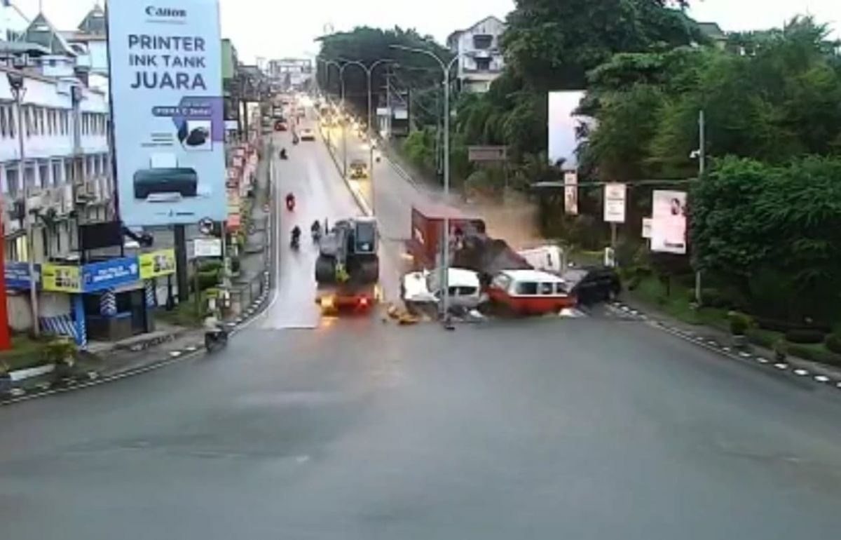 Truk tronton menabrak kendaraan yang berhenti di traffic light Simpang Rapak, Balikpapan. (Foto: Tangkapan layar kamera pengawas/jatimnow.com)