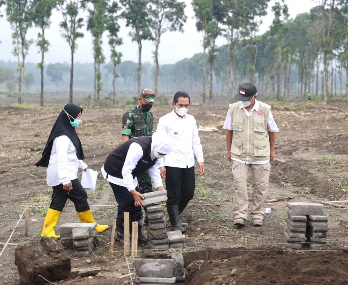 Gubernur Khofifah saat meninjau lokasi Huntara korban erupsi Gunung Semeru di Lumajang. (Foto: Dok Pemprov Jatim)