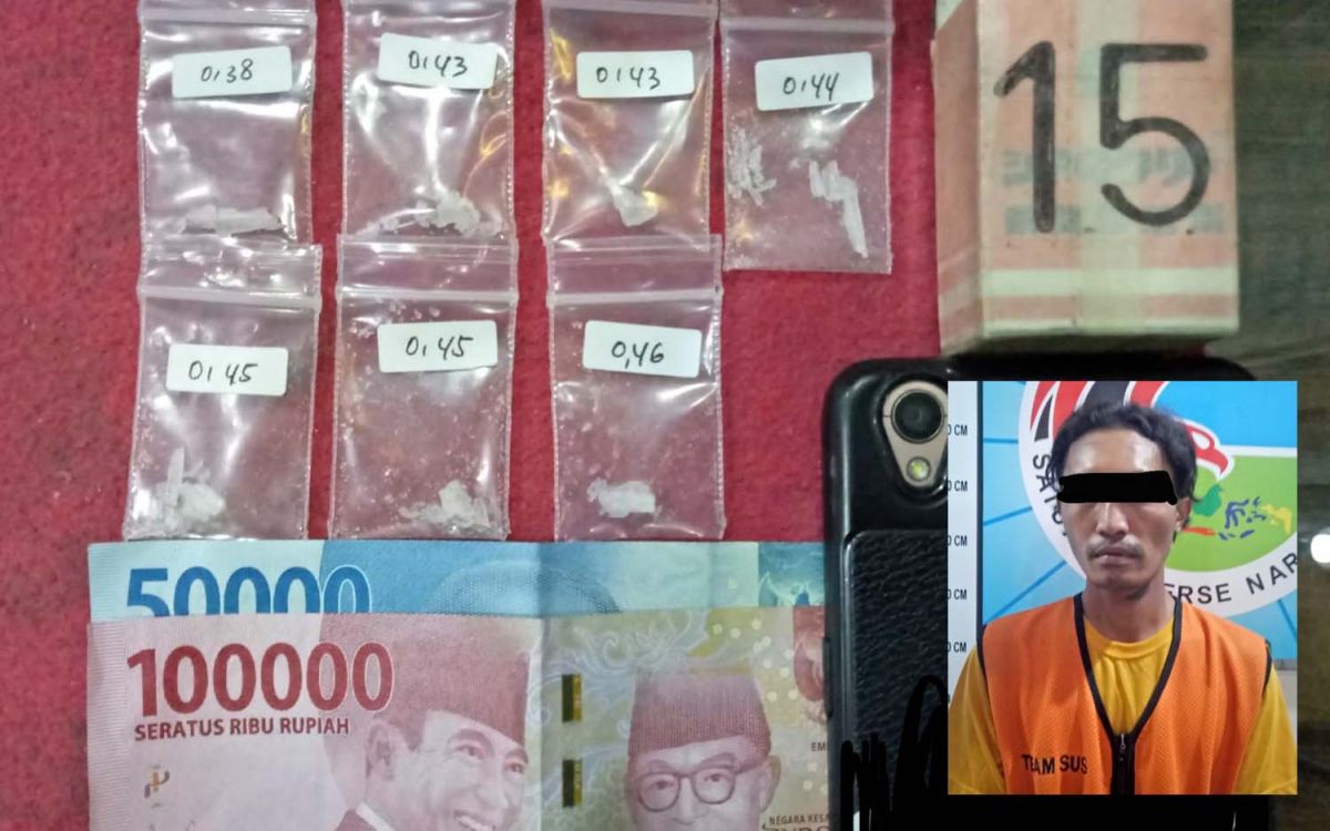 Kolase tukang becak di Surabaya dan barang bukti sabu yang diedarkannya (Foto: Polrestabes Surabaya)