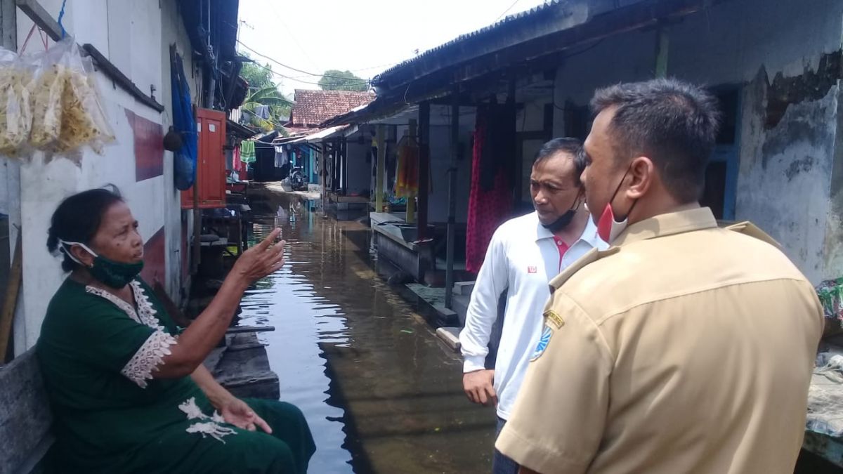 Plt Camat Mayangan Kota Probolinggo M. Abbas saat di lokasi banjir. (Foto: Mahfud Hidayatullah/jatimnow.com)