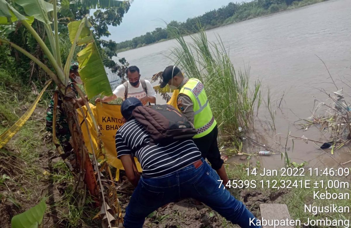Proses evakuasi mayat bayi di Sungai Brantas Jombang (Foto: Polsek Ngusikan)