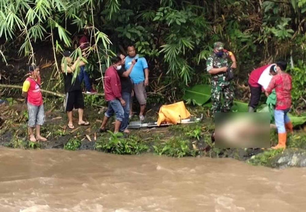Sesosok mayat pria ditemukan hanyut di Sungai Pandan, Dusun Sagad, Desa Tamanagung, Kecamatan Cluring pukul 15.00 WIB, Jumat (7/1/2022). (Foto: Rony Subhan/jatimnow.com)