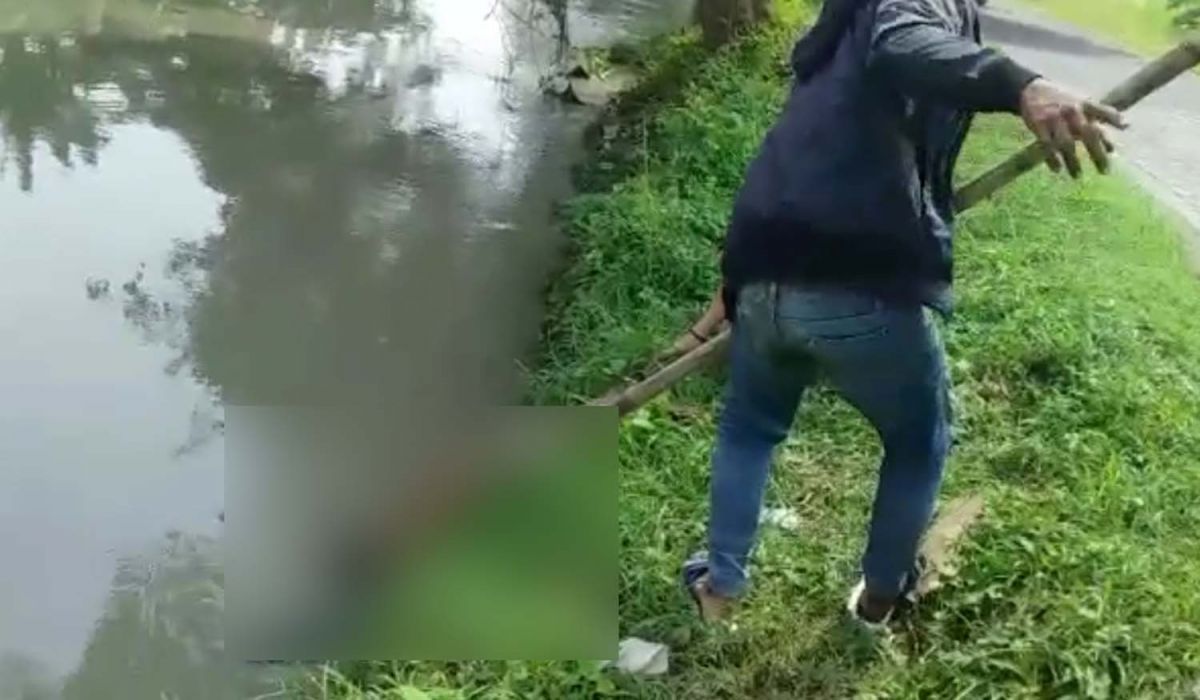 Warga saat menemukan mayat wanita di Sungai Lingkar Timur Sidoarjo (Foto: Tangkapan layar video yang beredar)