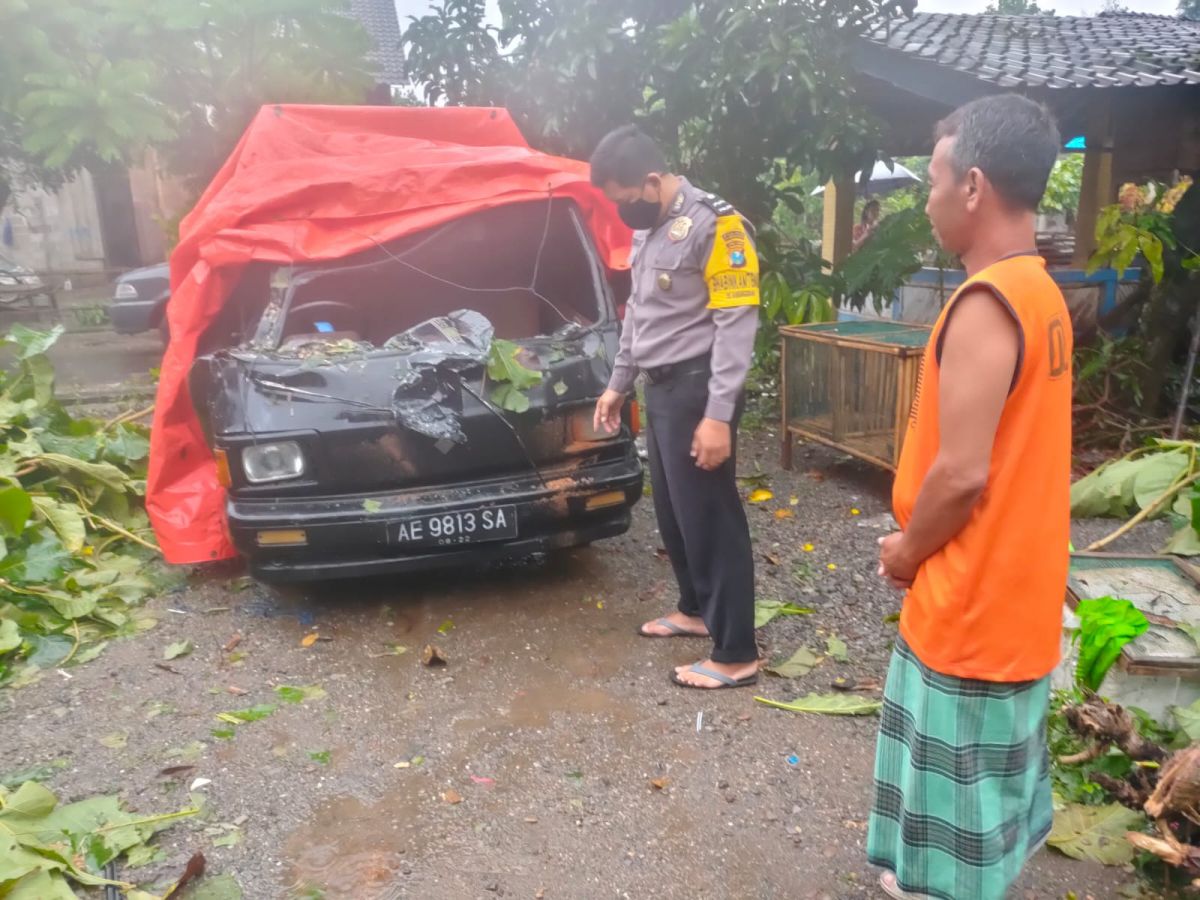 Hujan deras disertai angin menyebabkan 4 rumah dan 1 mobil rusak (Foto: Polsek Jetis/jatimnow.com)