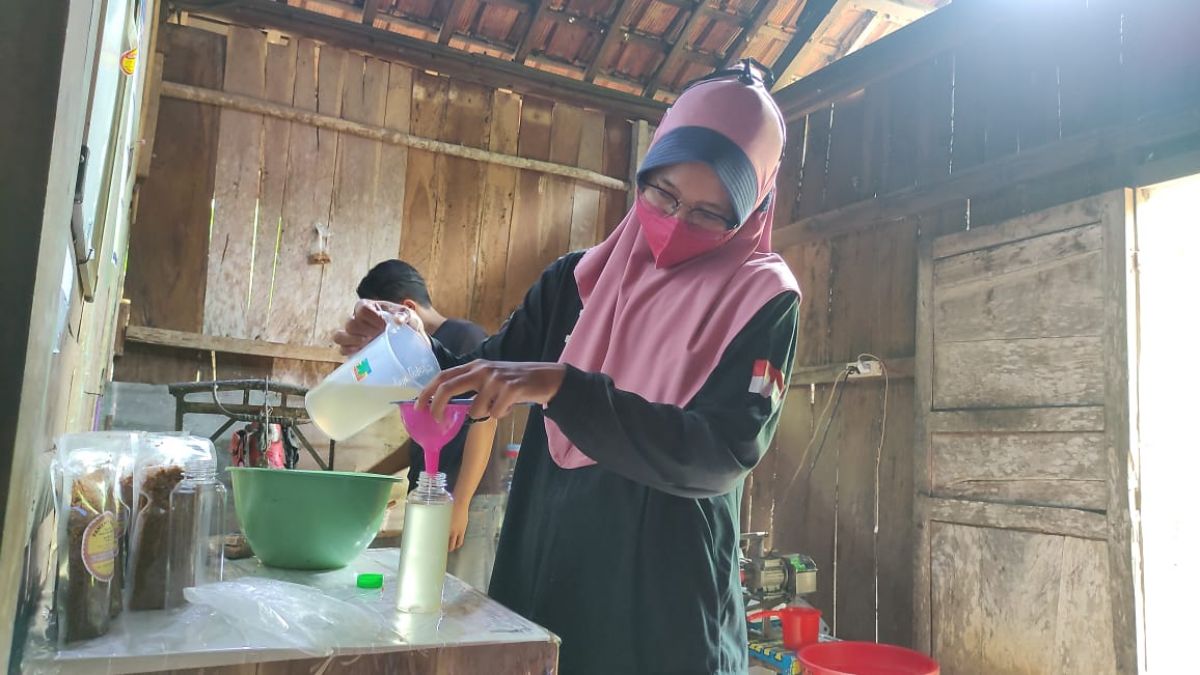 Nanik, produsen minyak kelapa di Pacitan Jawa Timur ketiban rezeki di tengah kenaikan harga minyak goreng (Mita Kusuma/jatimnow.com)