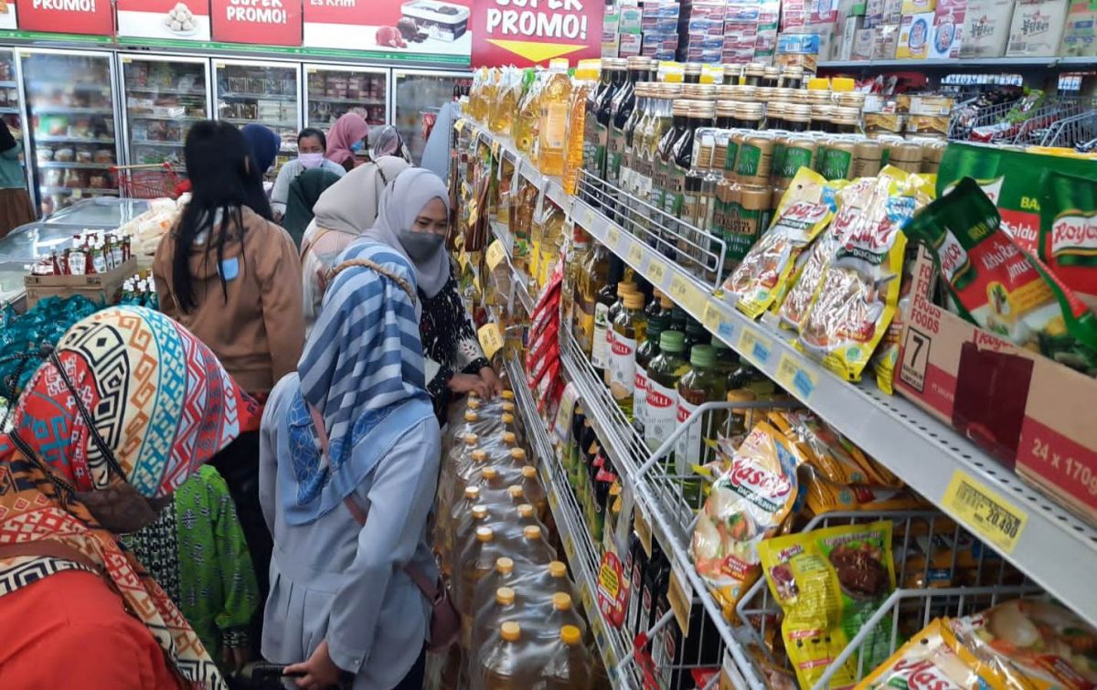 Warga Kota Mojokerto antusias membeli minyak goreng pasca penetapan harga setara. (Foto: Rizal for jatimnow.com)
