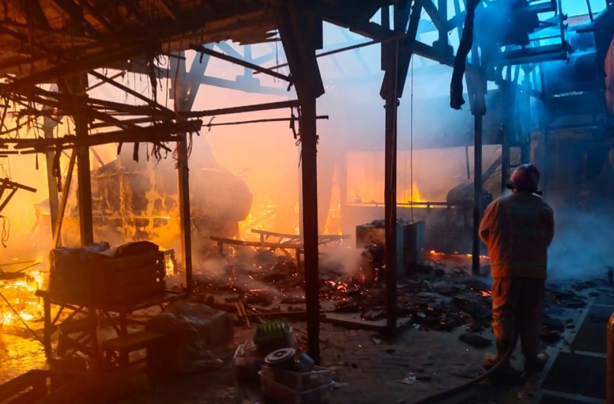 Pasar Sidayu Gresik terbakar. (Foto: Damkarla Gresik)
