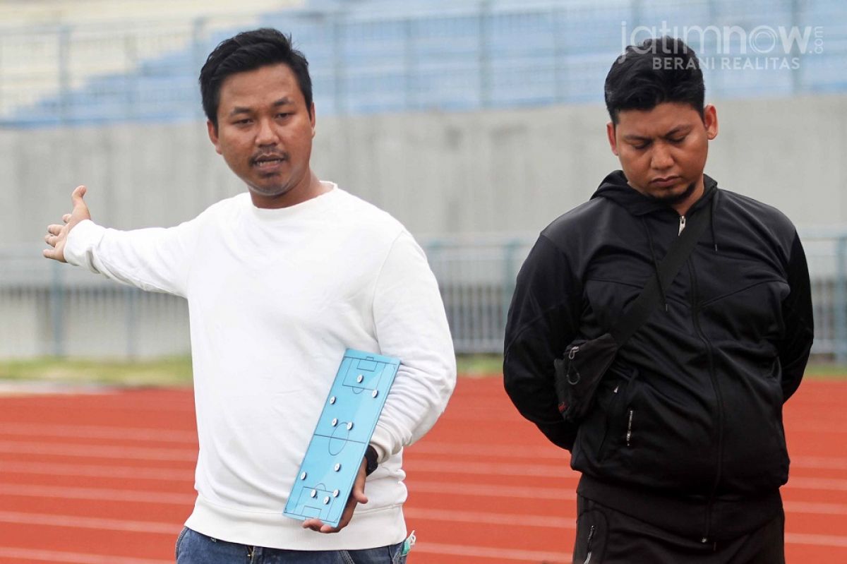 Pelatih Rajawali Putra Nono Mulyono (kiri) kecewa dengan pengurangan waktu (Foto: Sahlul Fahmi/jatimnow.com)