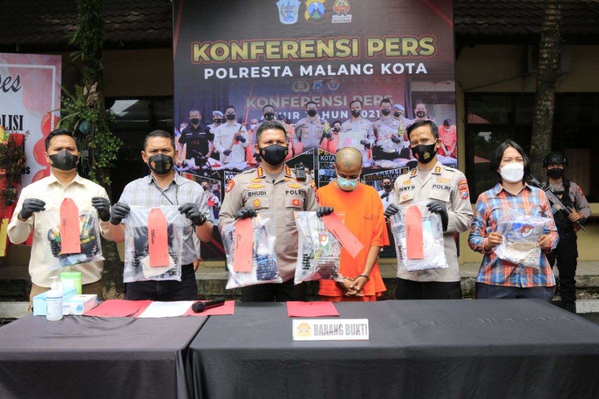 Polresta Malang Kota menggelar konferensi pers kasus pencabulan terhadap 7 siswi SMP yang dilakukan pelatih jaranan YR. (Foto: Galih Rakasiwi/jatimnow.com)