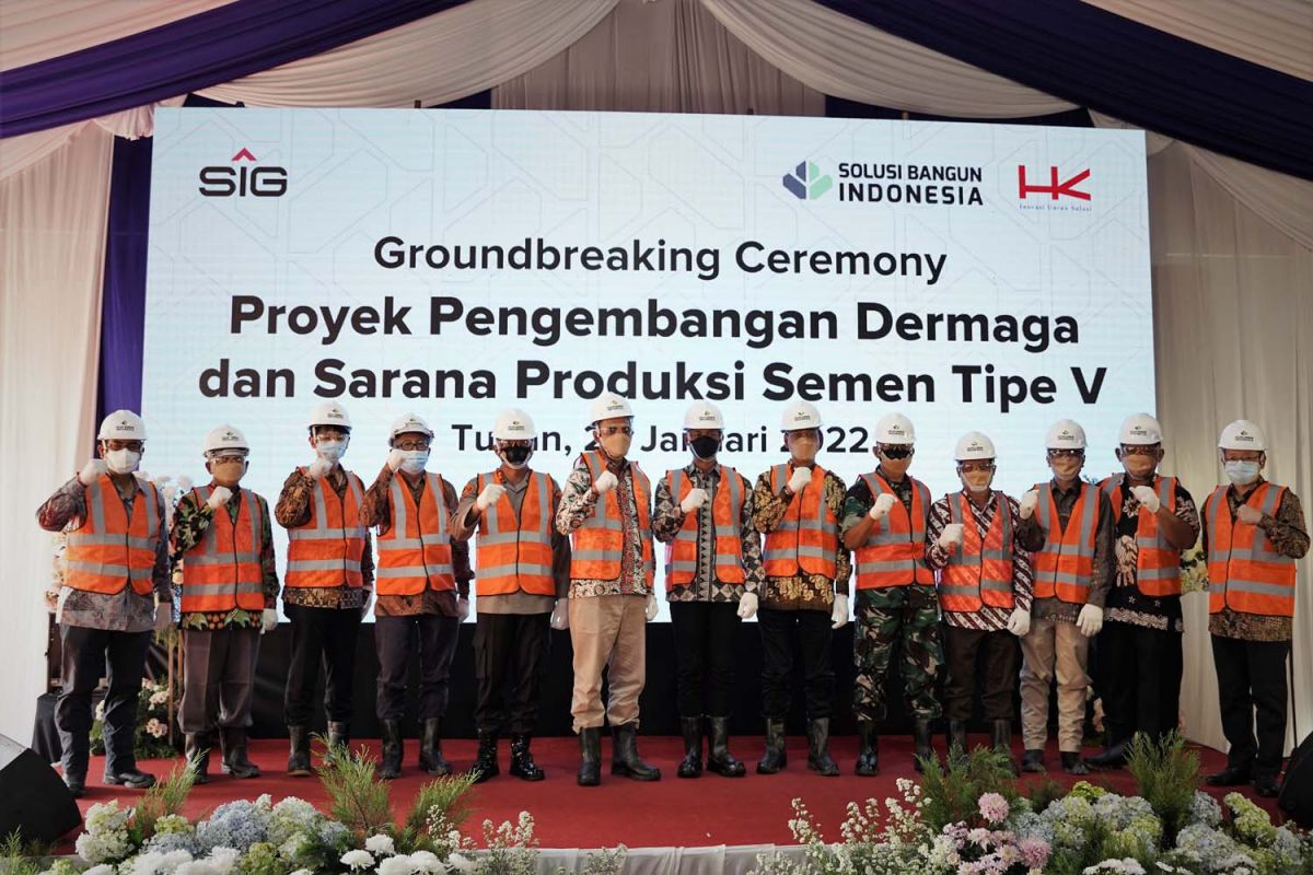 Bupati Tuban, Manajemen SIG serta Manajemen SBI saat peletekan batu pertama proyek pembangunan pengembangan pelabuhan terminal khusus dan fasilitas produksi SBI, Jumat (28/1/2022)