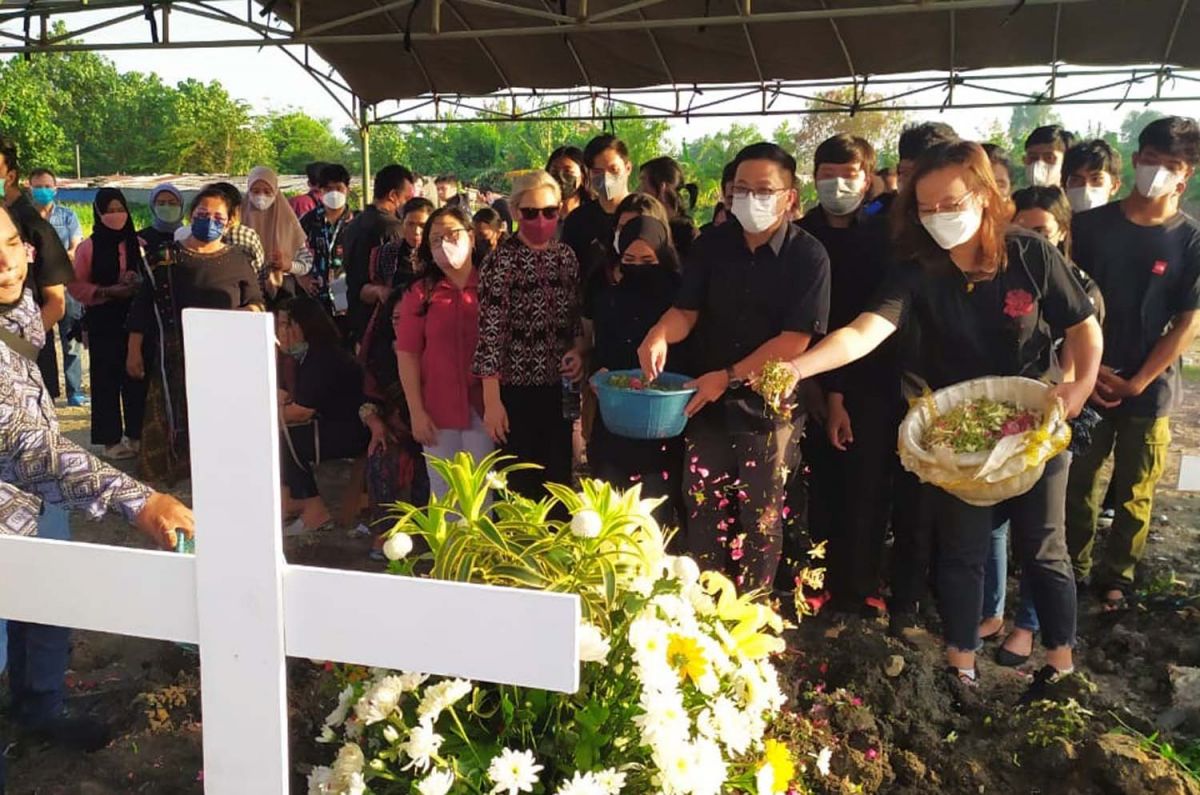 Prosesi pemakaman mahasiswa Ubaya Erfando yang meninggal saat mengikuti Mapaus Adventure Training XXXV (Foto: Humas Ubaya for jatimnow.com)