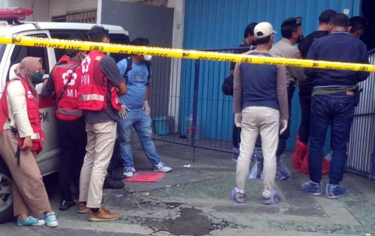Pembunuhan bos depo air galon di Surabaya.