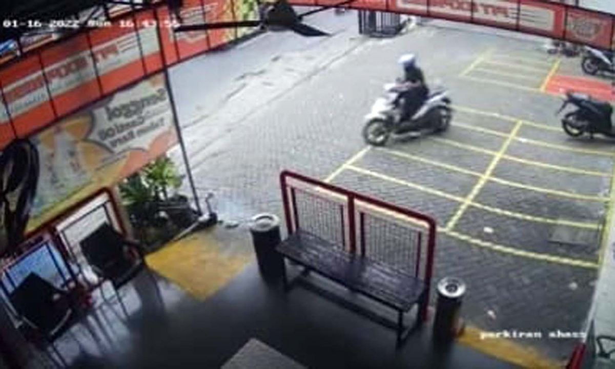 Tangkapan layar video CCTV yang merekam aksi bandit motor satroni parkiran dealer Honda di Surabaya