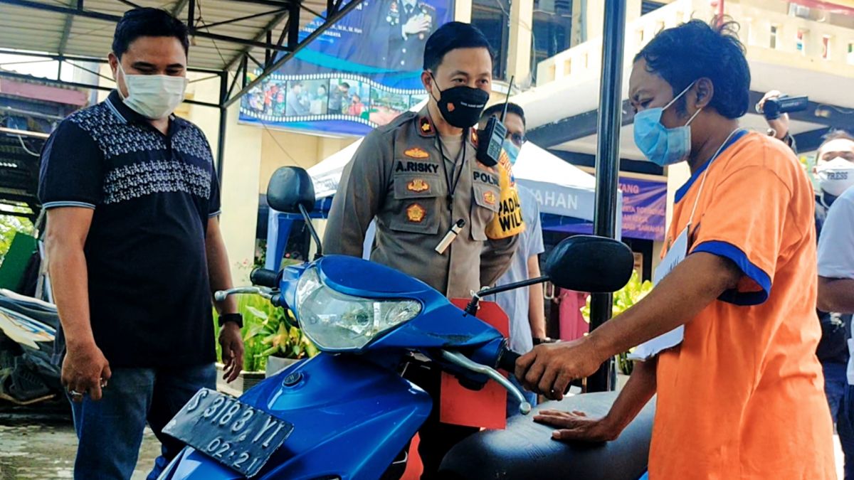 Bujang lapuk pencuri motor mogok diamankan di Mapolsek Sawahan, Surabaya (Foto: Farizal Tito/jatimnow.com)