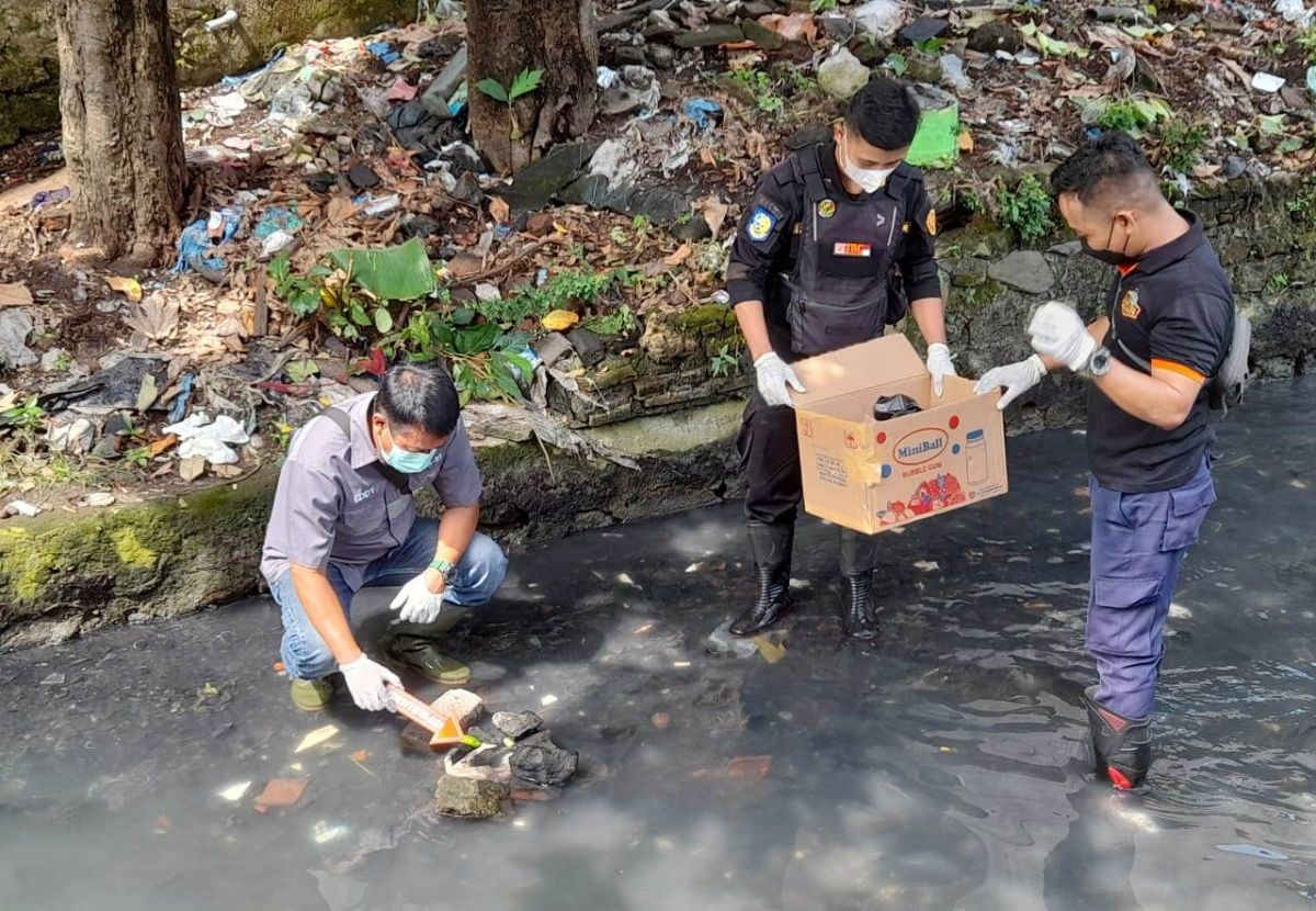 Polisi melakukan evakuasi dan olah TKP di lokasi penemuan jenazah bayi. (Foto: Polsek Sawahan/jatimnow.com)
