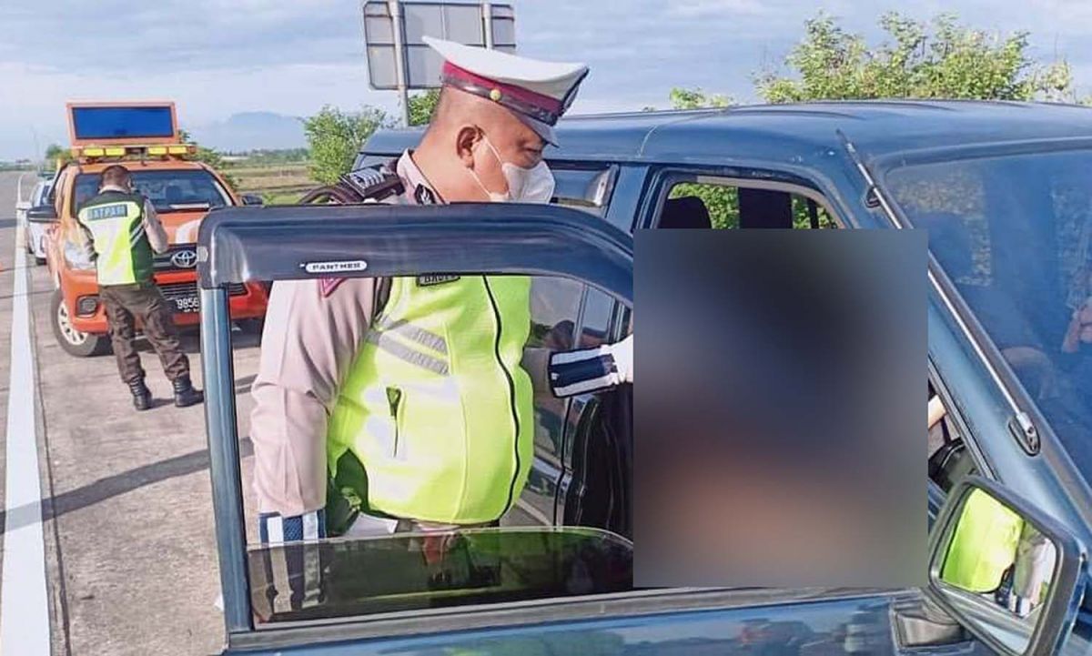 Polisi memeriksa pengemudi mobil asal Ponorogo yang meninggal di Tol Jombang-Mojokerto