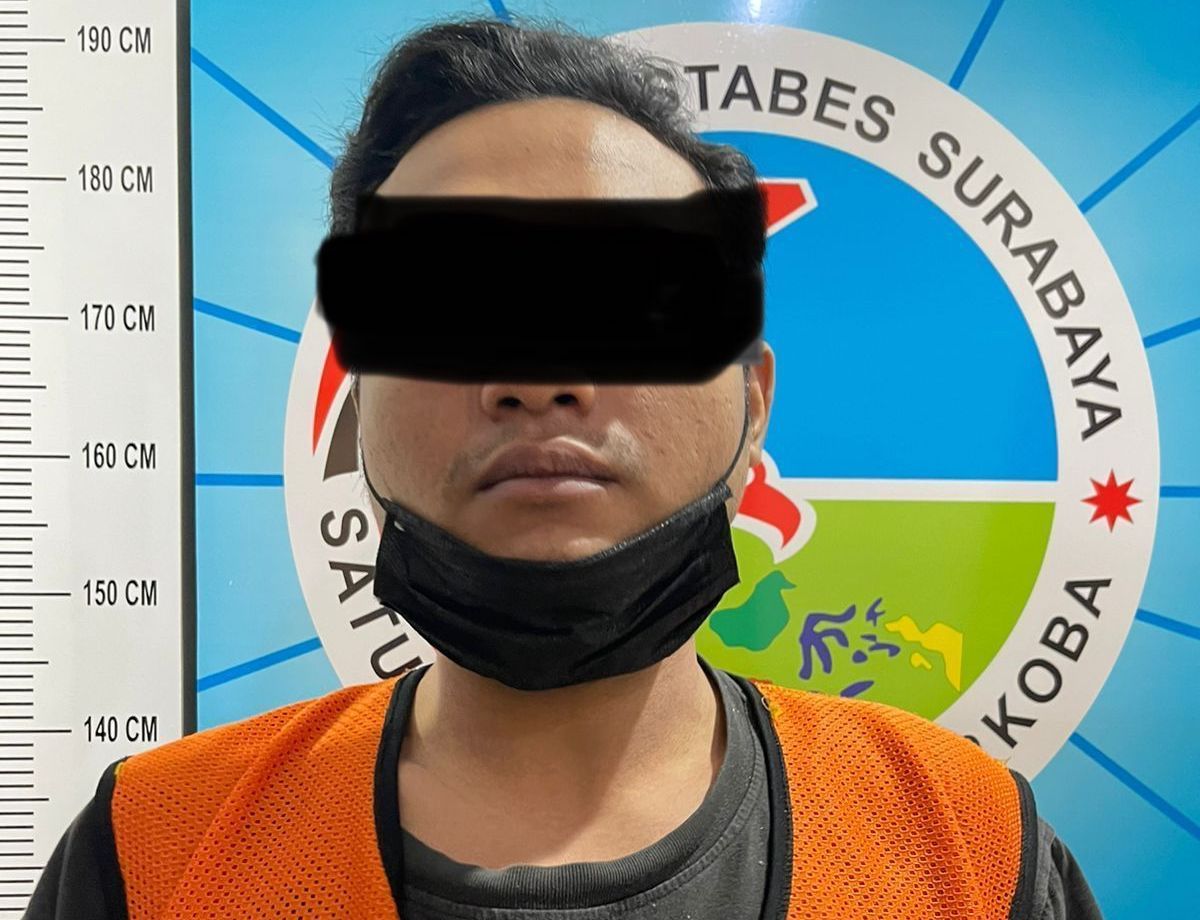 MF, pengemudi ojek online saat di Mapolrestabes Surabaya. (Foto: Polrestabes Surabaya/jatimnow.com)