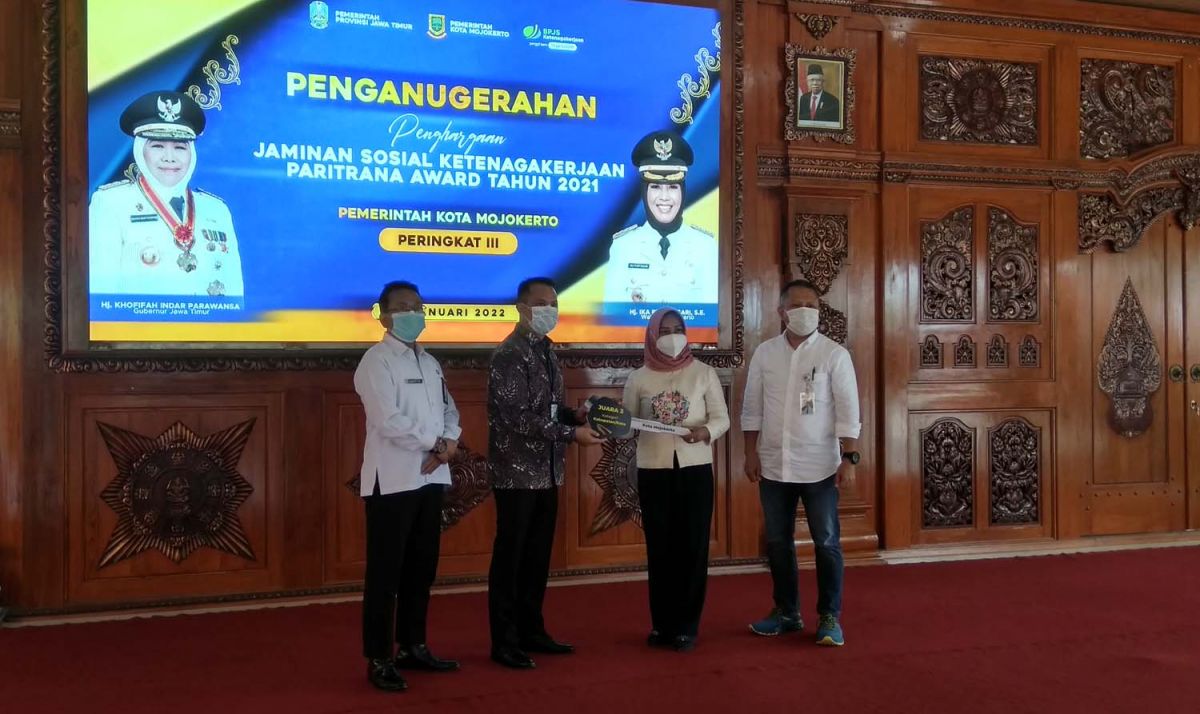 Wali Kota Mojokerto Ika Puspitasari saat terima penghargaan (Foto: Achmad Supriyadi/jatimnow.com)