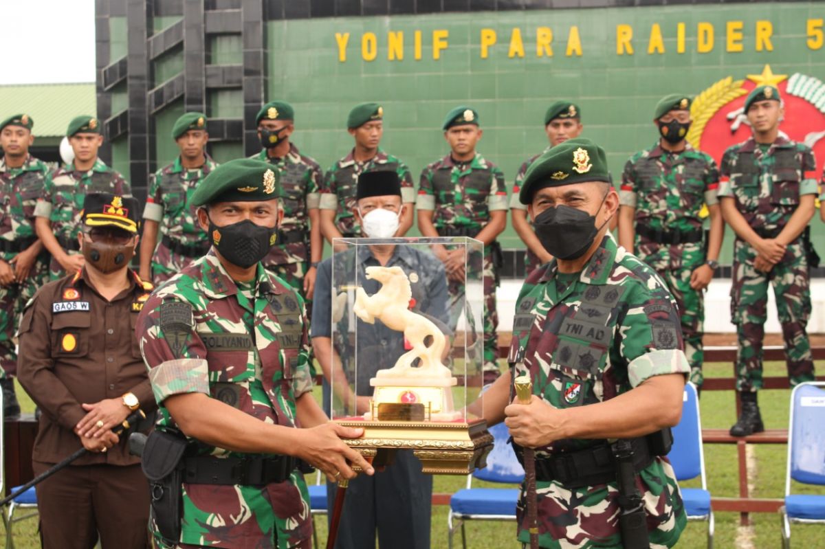 Pangdivif 2 Kostrad, Mayjend TNI Andi Muhammad saat menyematkan penghargaan pin Vira Cakti Yudha (Foto-foto: Yonif 503 Mayangkara for jatimnow.com)