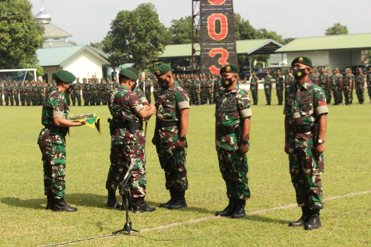 Pangdivif 2 Kostrad, Mayjend TNI Andi Muhammad saat menyematkan penghargaan pin Vira Cakti Yudha