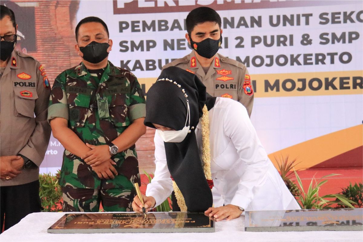Peresmian 2 SMPN di Kabupaten Mojokerto oleh Bupati Ikfina Fahmawati.