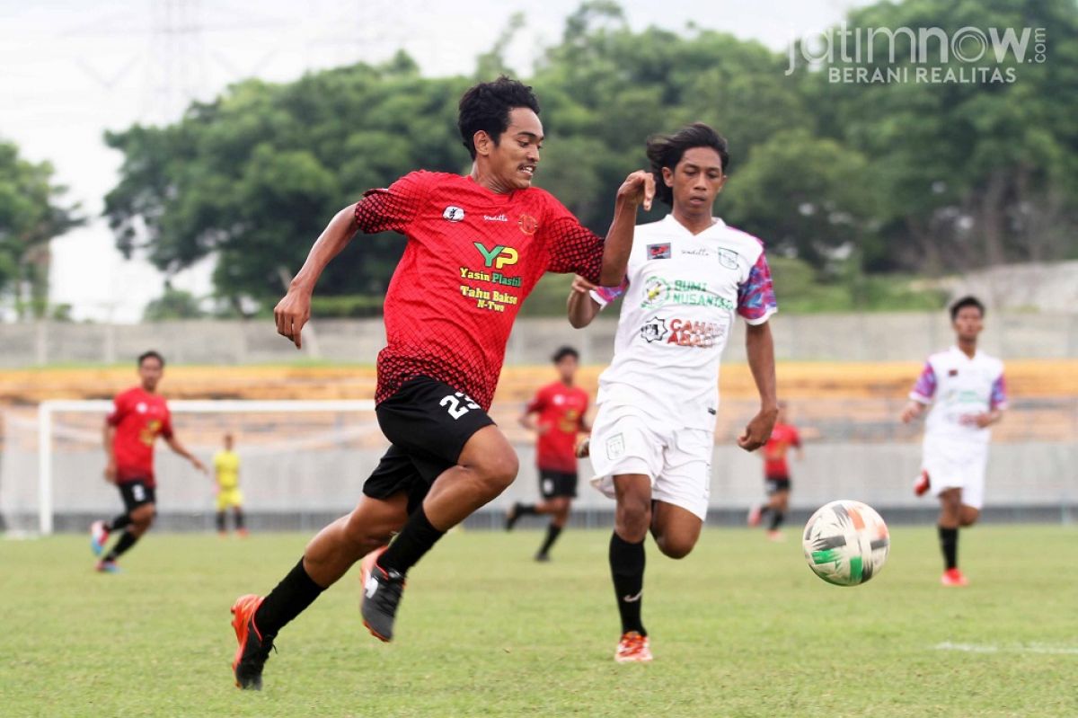 Pertandingan Rajawali Putra (merah) hanya bermain tanpa gol saat menjamu Sidayu Putra. (Foto: Sahlul Fahmi/jatimnow.com)