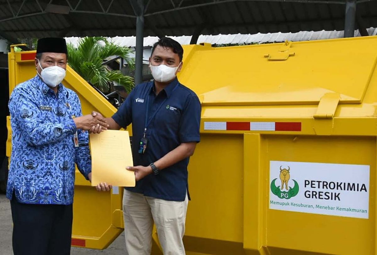 Pgs. SVP Teknologi, Bambang Ariwibowo (kanan) saat menyerahkan bantuan kontainer sampah kepada Kepala DLH Gresik, Moh. Najikh (kiri) (Foto: Humas Petrokimia Gresik for jatimnow.com)