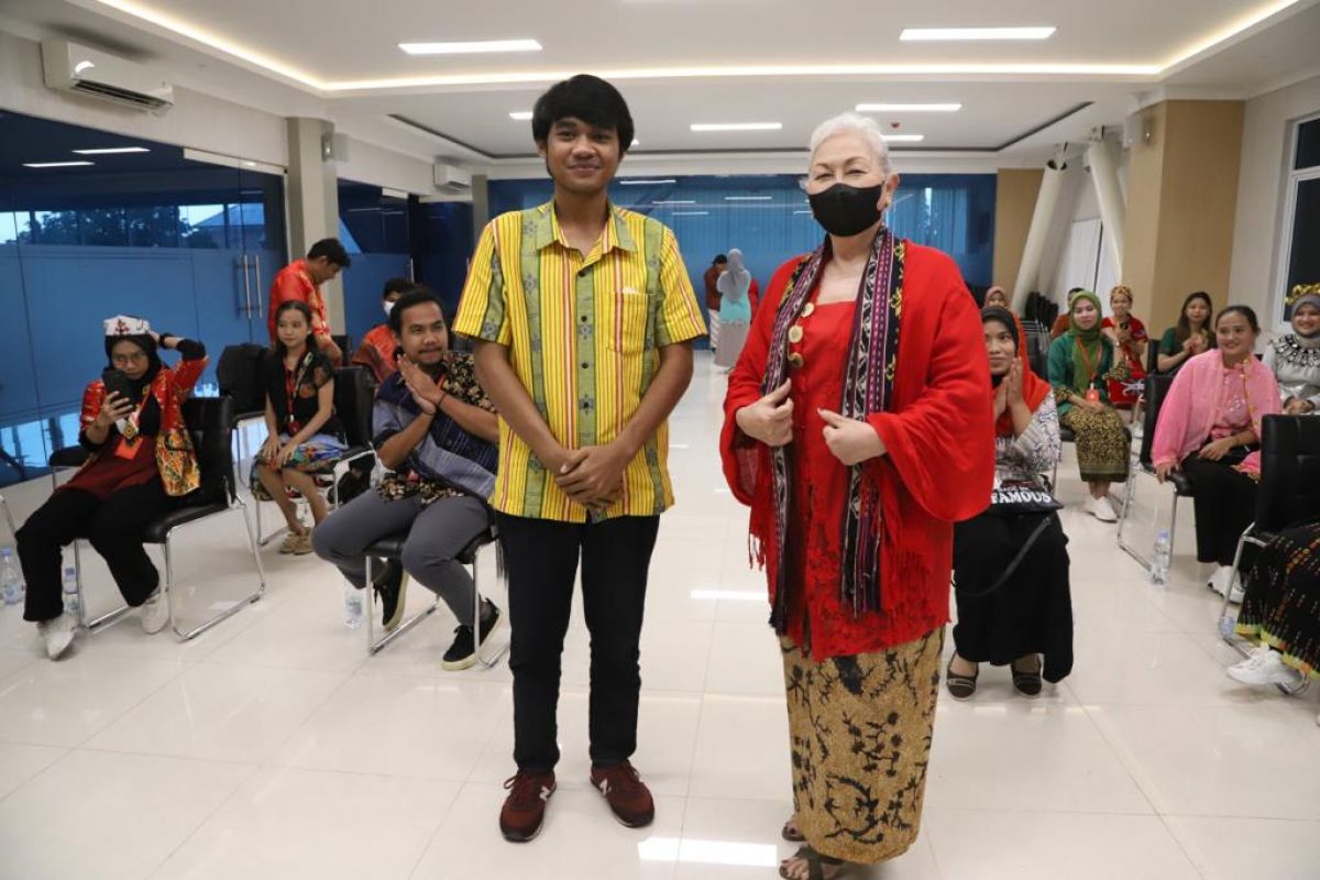 Untag Surabaya menggelar kegiatan pertukaran budaya bertema Melestarikan Baju Adat Indonesia. (Foto: Humas Untag Surabaya/jatimnow.com)