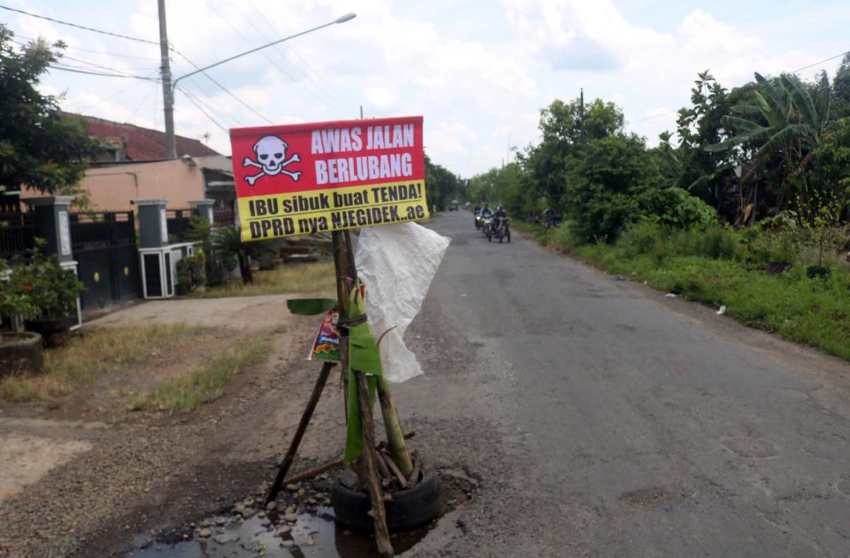 Poster sindiran yang terpasang di jalan rusak di Jombang (Foto: Elok for jatimnow.com)