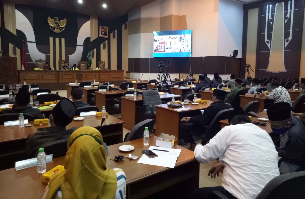 Rapat paripurna Raperda perubahan ketiga di DPRD Pasuruan. (Foto: Moch Rois/jatimnow.com)