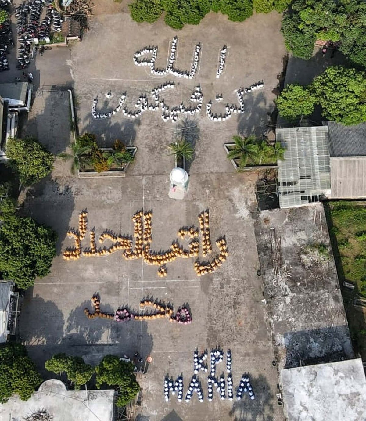 Ribuan santri berbaris membentuk lafaz Allah di halaman Ponpes Darul Hikmah Al-Ghazaalie Jember, Jawa Timur, Kamis (27/1/2022)