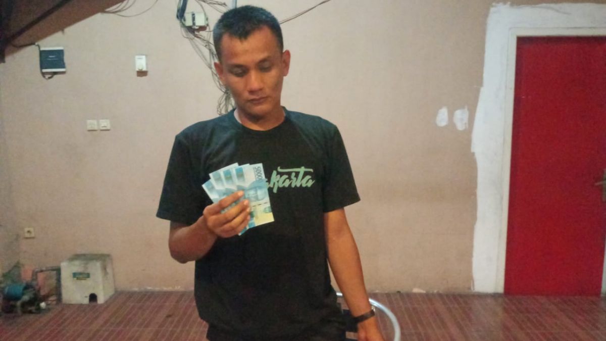 Pelaku peredaran uang palsu di Mojokerto. (Foto: Polsek Puri/jatimnow.com)