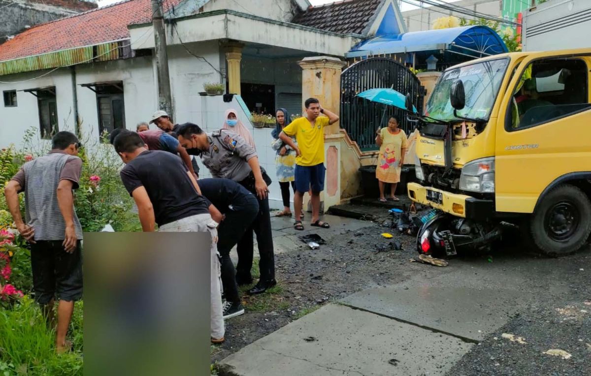Suami tewas, istri luka berat dalam kecelakaan di Gresik (Foto: Netizen)